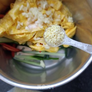 “凉拌菜”蛋皮拌蟹味菇的做法步骤：13