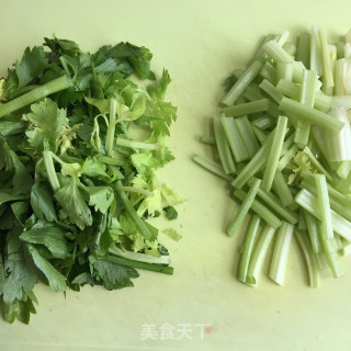 花生拌香芹的做法步骤：1