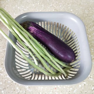 茄子拌豆角的做法步骤：1