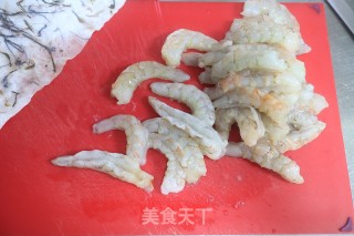 黄瓜炒虾仁&炸虾头的做法步骤：3