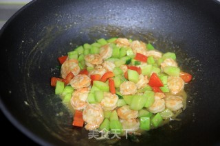黄瓜炒虾仁&炸虾头的做法步骤：13