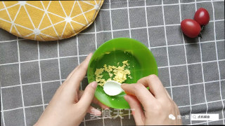 6个月宝宝辅食：蛋黄泥的做法步骤：2