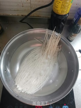 酸辣面的做法步骤：1