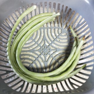 外婆菜炒豆角的做法步骤：1