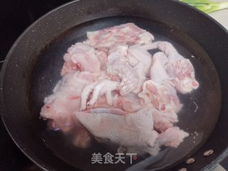家常三杯鸡的做法步骤：1