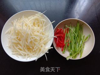 凉拌土豆丝的做法步骤：1