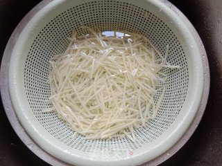 凉拌土豆丝的做法步骤：2