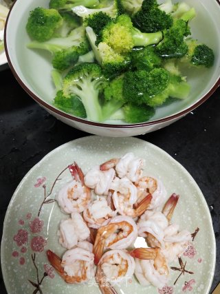 西蓝花炒虾仁的做法步骤：2