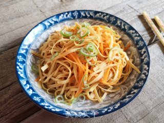胡萝卜拌豆皮的做法步骤：10