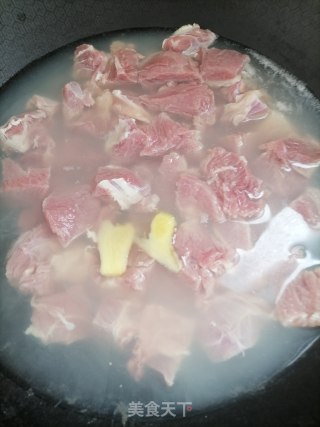 红烧牛腩的做法步骤：2
