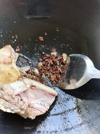 酸梅烧鸭子的做法步骤：4
