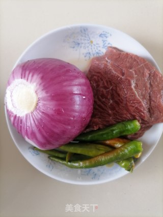 洋葱炒牛肉的做法步骤：1