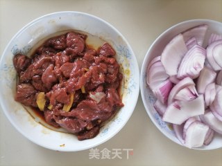 洋葱炒牛肉的做法步骤：2