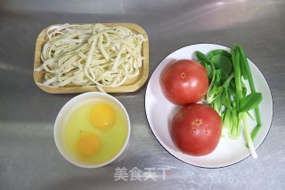 经典开胃西红柿鸡蛋面的做法步骤：1