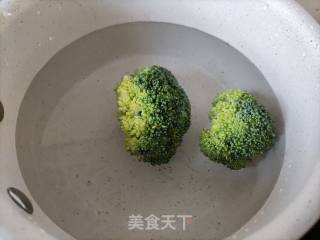 6个月宝宝辅食：西兰花山药牛肉泥的做法步骤：1