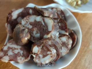 腊肠炒芹菜的做法步骤：1