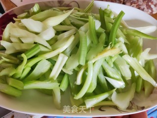 腊肠炒芹菜的做法步骤：2