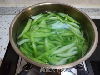 腊肠炒芹菜的做法步骤：3