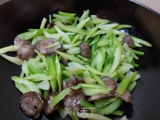 腊肠炒芹菜的做法步骤：8