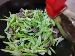 腊肠炒芹菜的做法步骤：9