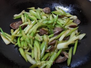 腊肠炒芹菜的做法步骤：11