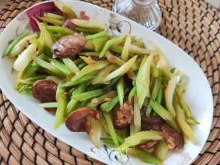腊肠炒芹菜的做法步骤：13