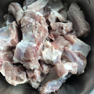 焖烧排骨的做法步骤：1