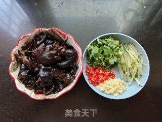 凉拌黑木耳的做法步骤：1