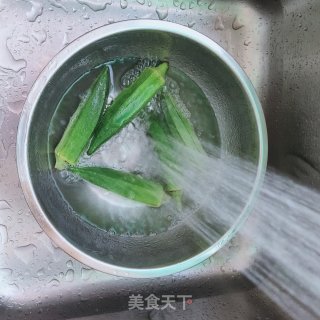 秋葵炒鸡蛋的做法步骤：1