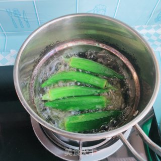 秋葵炒鸡蛋的做法步骤：2