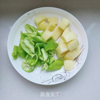 鸡块烧土豆的做法步骤：2