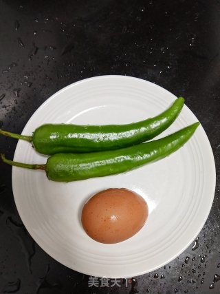 简单下饭的青椒炒鸡蛋的做法步骤：1