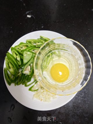 简单下饭的青椒炒鸡蛋的做法步骤：2
