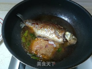 红烧鲫鱼的做法步骤：4