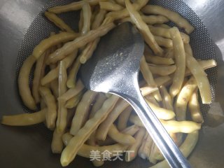 黄金勾豆角炖排骨的做法步骤：2