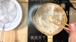 家常酸汤肥牛，酸辣爽口又开胃，吃一次绝对还想下一次。的做法步骤：1