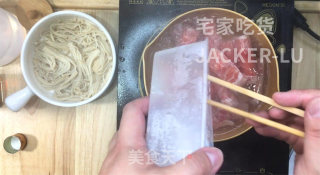 家常酸汤肥牛，酸辣爽口又开胃，吃一次绝对还想下一次。的做法步骤：2