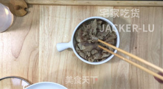 家常酸汤肥牛，酸辣爽口又开胃，吃一次绝对还想下一次。的做法步骤：4