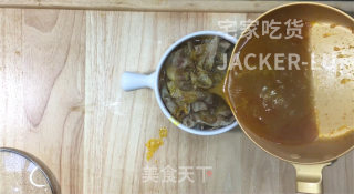 家常酸汤肥牛，酸辣爽口又开胃，吃一次绝对还想下一次。的做法步骤：6