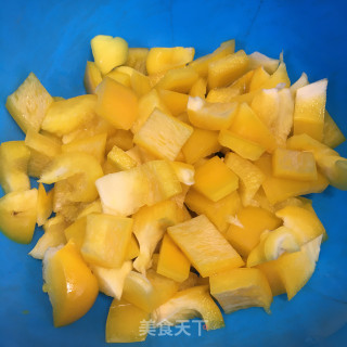 花生米拌彩椒的做法步骤：1