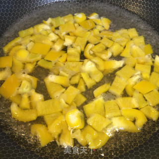花生米拌彩椒的做法步骤：2