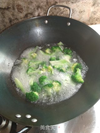 西兰花炒青椒。的做法步骤：4