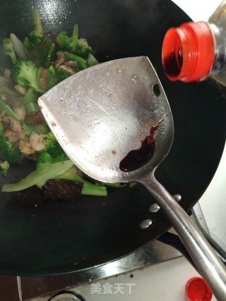 西兰花炒青椒。的做法步骤：8