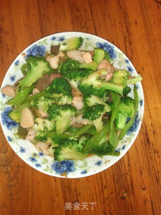 西兰花炒青椒。的做法步骤：9