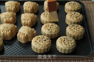 人间小美味，凤梨and豆沙广式月饼！表皮油亮，新手零失败！的做法步骤：17
