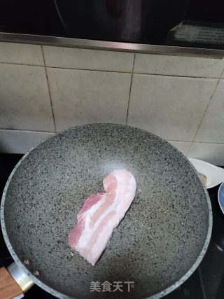 红酒烩五花肉的做法步骤：2