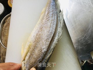 清蒸黄鱼的做法步骤：2
