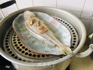 清蒸黄鱼的做法步骤：3
