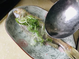 清蒸黄鱼的做法步骤：6