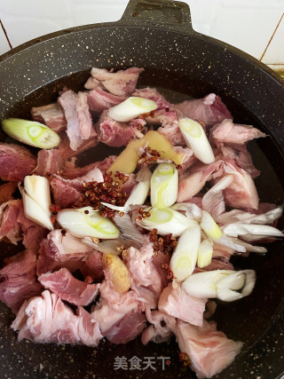 黄焖牛肉的做法步骤：2